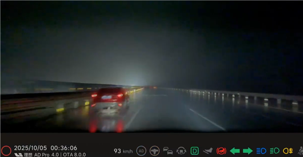 深夜高速上事故车抛锚 理想辅助驾驶先减速后变道救车主一命