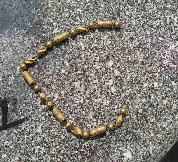 熊孩子发脾气扔出金项链 父母不顾一切在高速上停车寻找 