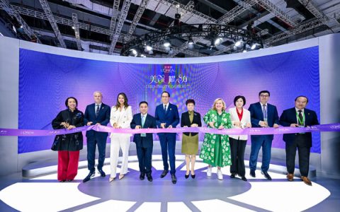 嘉宾共同剪彩，欧莱雅展台开幕