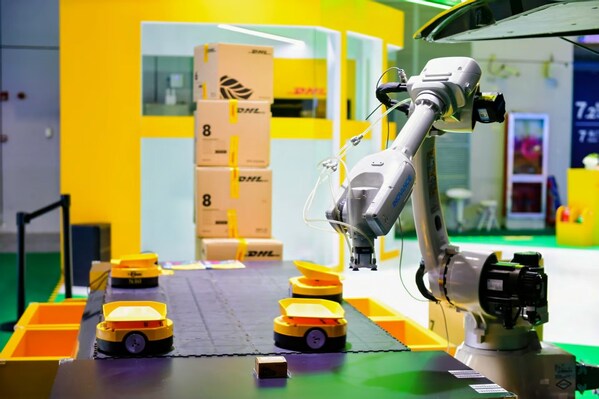 进博会DHL快递展台上机械臂与AGV小车协同工作，模拟仓库分拣作业场景