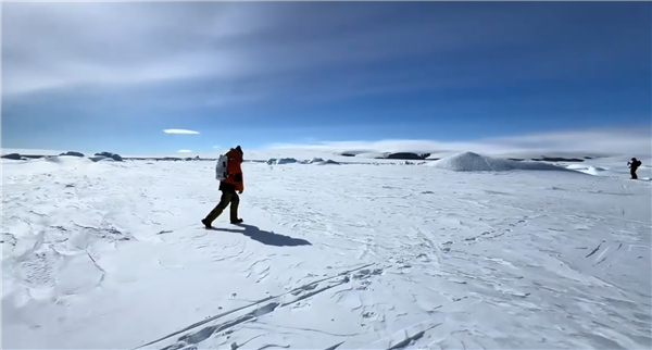俞敏洪全员信翻车风波后被偶遇：请粉丝吃了三只帝王蟹