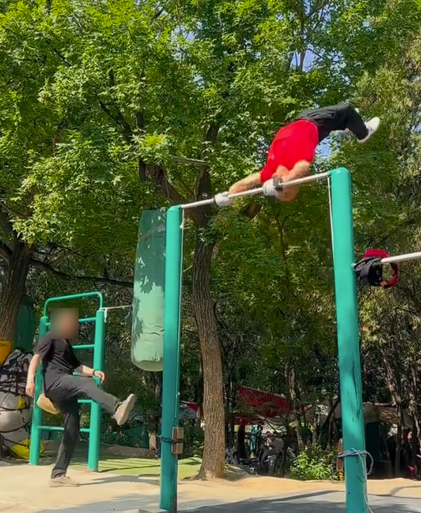 量力而为！六旬老人公园里连做14个单杠大回环心梗离世