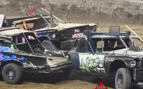 恐怖一幕！澳大利亚一赛车失控撞破围栏一头扎进观赛人群