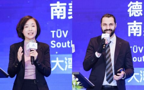 TÜV莱茵大中华区电子电气产品服务市场准入服务总经理王从容（左）及电子电气产品服务南美区域总经理Mr. Igor Garcez Martins在会上发言