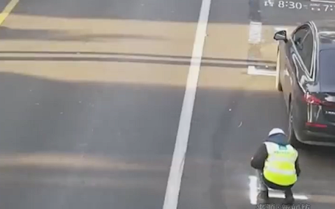 男子为路边停车方便自己画了个车位：被罚4200元