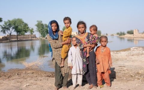 教育评估显示，受洪水影响的地区目前有超过36.7万名学龄儿童无法接受教育，且有超过1,800所学校遭到损毁。