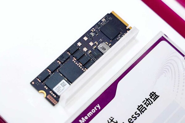 忆联携手英特尔等生态伙伴重磅发布双路冷板式全域液冷服务器，以核心创新深度参与2025 Intel Connection