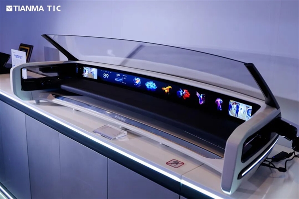 天马发布49.6英寸车载全景沉浸天轩屏：能变弯的中控屏也来了