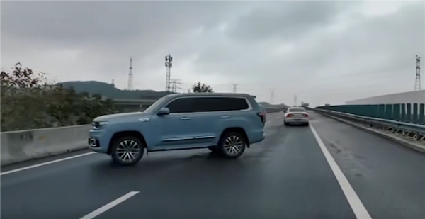 高速上掉头吓得小车紧急闪避 司机：我以为自己逆行了 赶紧纠错