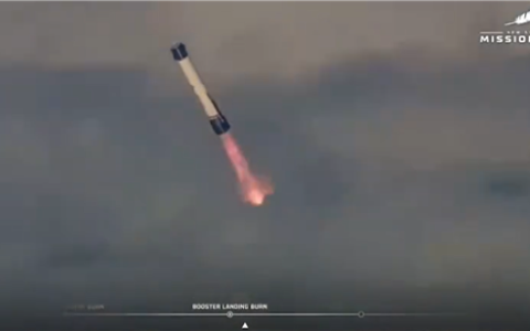 蓝色起源首次成功回收火箭 贝索斯终于追上马斯克一小步