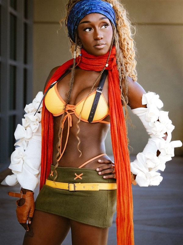 别样风情：黑妹Cos《生化危机4》艾达王