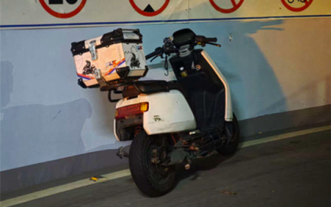 外卖小哥坚称被汽车大灯晃眼追到地库叫骂还报警：自己栽了