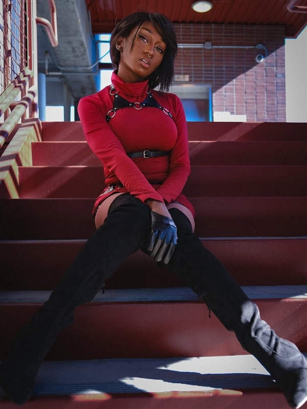 别样风情：黑妹Cos《生化危机4》艾达王