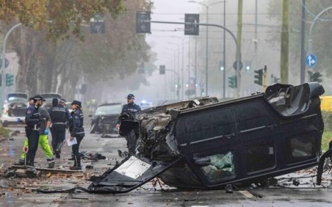 意大利米兰发生惨烈事故：奔驰大G被撞翻车并断成两截