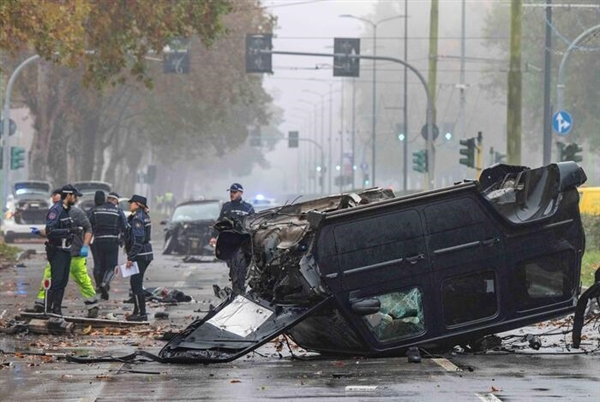 意大利米兰发生惨烈事故：奔驰大G被撞翻车并断成两截