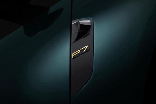 小鹏宣布P7车标从18K金升级24K金：年底前下单均可获得