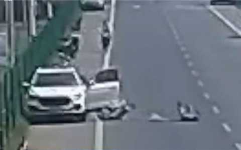 男子开门杀致电动车骑车人死亡：因交通肇事被判刑