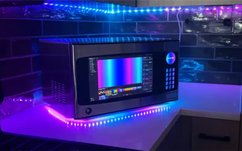 梦幻跨界产品：微波炉改造成PC整机！门作为显示屏、主板置于转盘