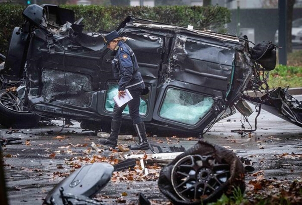 意大利米兰发生惨烈事故：奔驰大G被撞翻车并断成两截