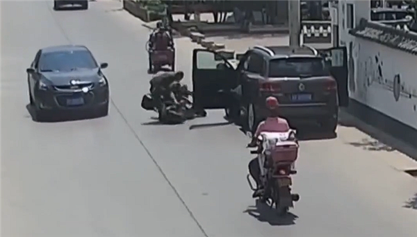 男子开门杀致电动车骑车人死亡：因交通肇事被判刑