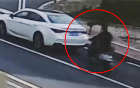 男子骑车追尾汽车要负全责后急了：我是弱势群体 还受伤了