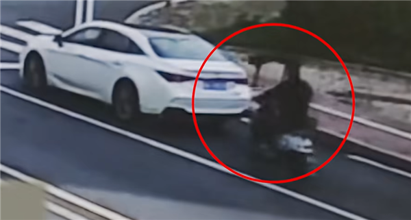 男子骑车追尾汽车要负全责后急了：我是弱势群体 还受伤了