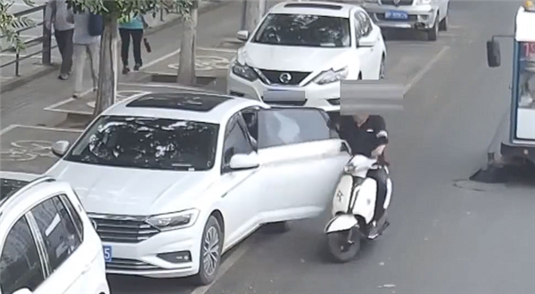 男子开门杀致电动车骑车人死亡：因交通肇事被判刑