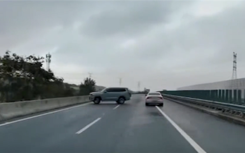 高速上掉头吓得小车紧急闪避 司机：我以为自己逆行了 赶紧纠错