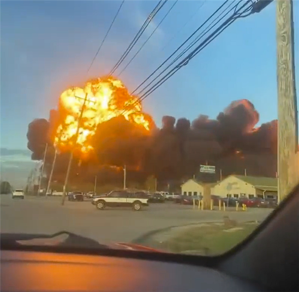 载28万加仑燃油！美国UPS一货机坠毁爆燃：已致7人死亡