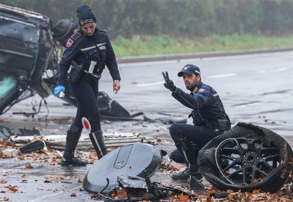 意大利米兰发生惨烈事故：奔驰大G被撞翻车并断成两截