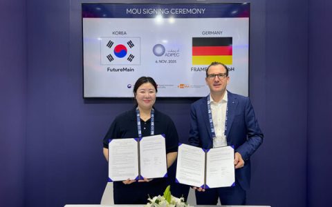 フューチャーメインのイ・ソンフィ氏（左）と、フラメンス GmbH のアドリアン・メルケル氏（右）