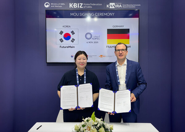 フューチャーメインのイ・ソンフィ氏（左）と、フラメンス GmbH のアドリアン・メルケル氏（右）