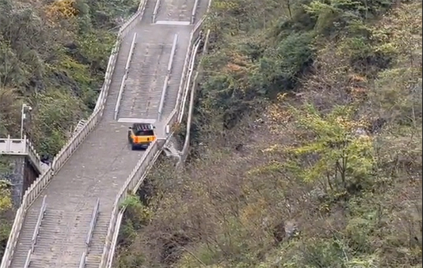 奇瑞爬天门山999级天梯损坏护栏 韩路：跟烟花炸山完全不是一个档次