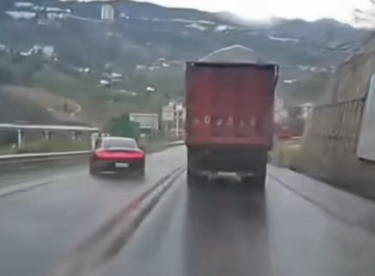 一辆小米SU7转弯时避让行人 因车速过快甩尾撞车