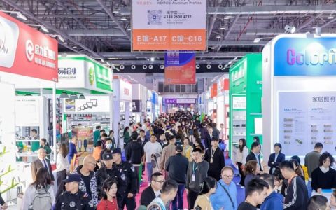 第33届古镇灯博会商贸氛围浓郁