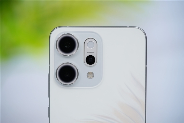 OPPO Reno15真机首次亮相：iPhone同款冷雕工艺、2亿像素主摄