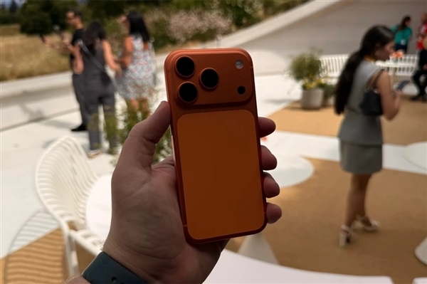 iPhone 17 Pro全程拍摄！库克点赞苹果2025假日短片