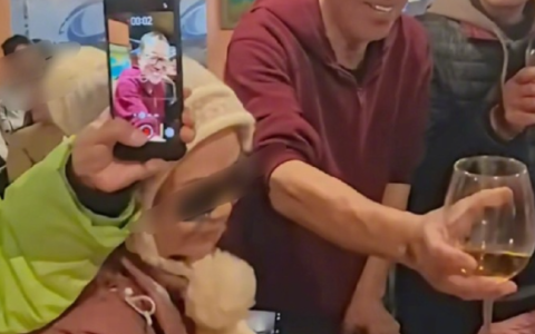 俞敏洪全员信翻车风波后被偶遇：请粉丝吃了三只帝王蟹