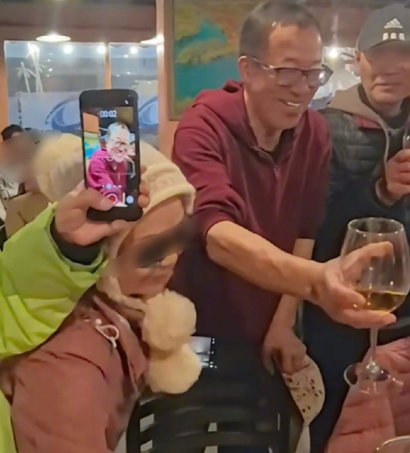 俞敏洪全员信翻车风波后被偶遇：请粉丝吃了三只帝王蟹