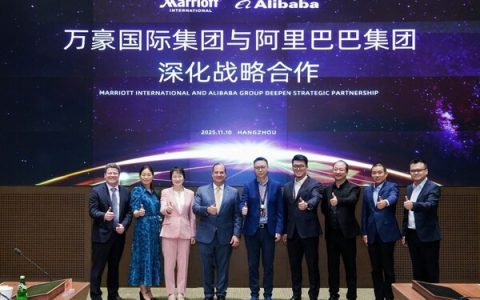 从左至右：万豪国际集团执行副总裁兼首席收益及技术官Drew Pinto，万豪国际集团执行副总裁兼首席客户官Peggy Roe，万豪国际集团大中华区总裁毛怡冰，万豪国际集团总裁兼首席执行官Anthony Capuano，阿里巴巴集团首席执行官吴泳铭，飞猪首席执行官庄卓然，钉钉首席执行官陈航，阿里云智能国际业务事业部总裁李飞飞，豪猪(阿里巴巴与万豪合资公司)首席执行官王睿