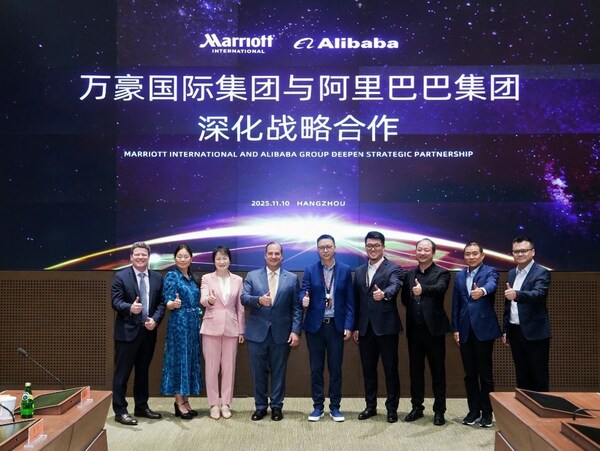 从左至右：万豪国际集团执行副总裁兼首席收益及技术官Drew Pinto，万豪国际集团执行副总裁兼首席客户官Peggy Roe，万豪国际集团大中华区总裁毛怡冰，万豪国际集团总裁兼首席执行官Anthony Capuano，阿里巴巴集团首席执行官吴泳铭，飞猪首席执行官庄卓然，钉钉首席执行官陈航，阿里云智能国际业务事业部总裁李飞飞，豪猪(阿里巴巴与万豪合资公司)首席执行官王睿