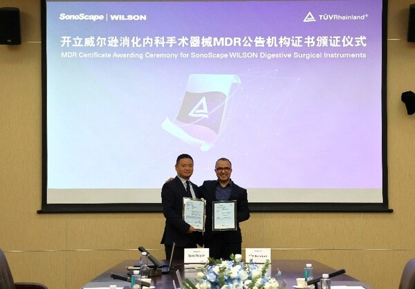 TÜV 莱茵全球医疗器械服务副总裁Mr. Mohammed (Simo) Dkhissi向镜下耗材产线营销总监程乐颁发MDR公告机构证书