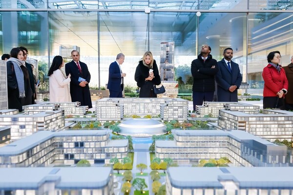 新华丝路：智库代表团参观京东全球总部，感受数智化创新成果