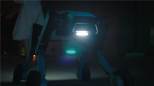 全球首款家庭智能体机器人！越疆Rover X1发布：7499元 支持安防、情感陪伴