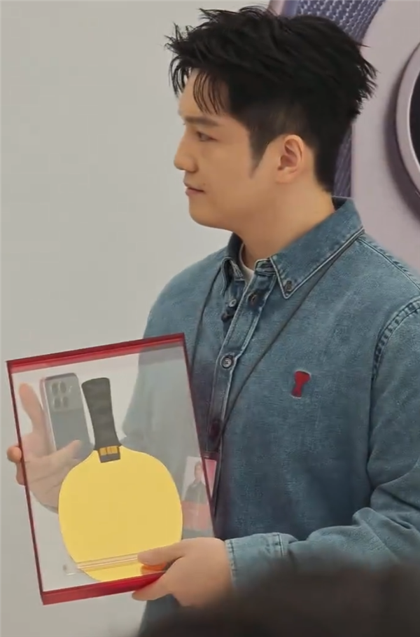 樊振东空降深圳小米之家任一日店长 小米赠送黄金球拍