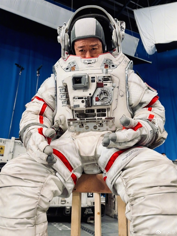 博主解析吴京《流浪地球3》航天服片场照细节 本人看后直呼佩服