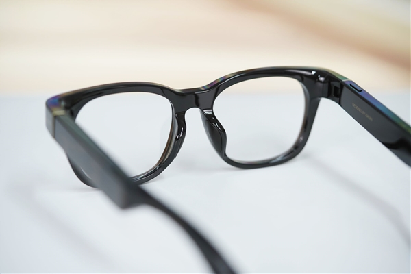 小米首款AI眼镜发布固件更新 新增抖音开播、小爱控车