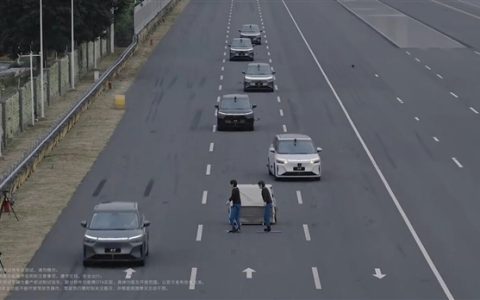 5台小鹏X9高速上120km/h自动绕行抛锚车 全程0追尾