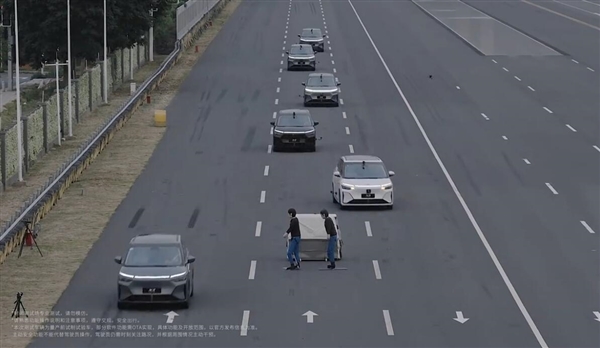 5台小鹏X9高速上120km/h自动绕行抛锚车 全程0追尾