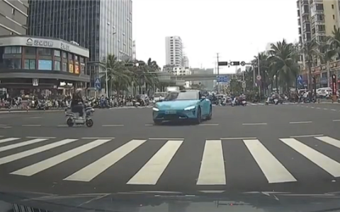 一辆小米SU7转弯时避让行人 因车速过快甩尾撞车